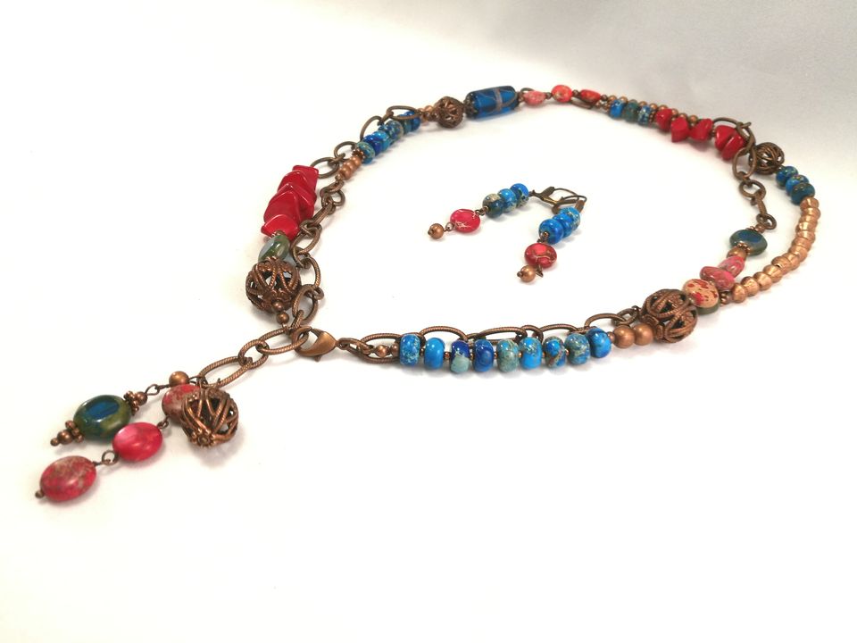 collier-rouge-et-bleu-en-regalite-et-tagua
