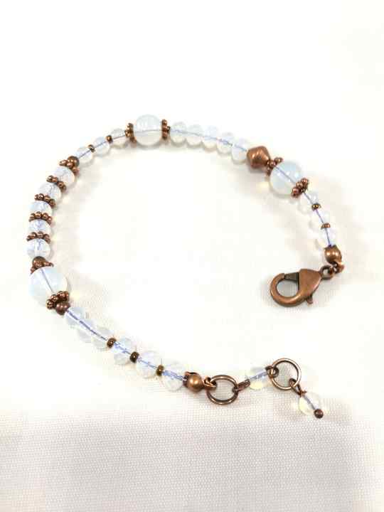 bracelet-asymetrique-blanc-en-opalite-brtm35