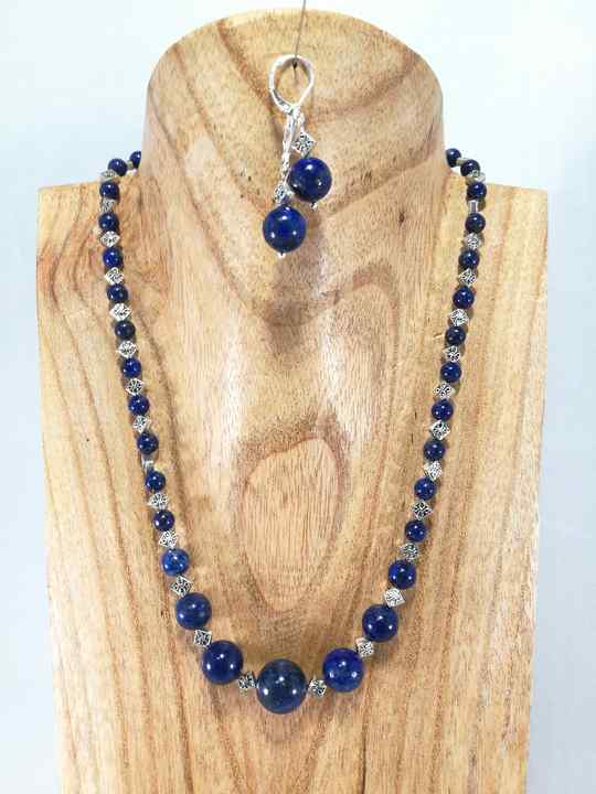 collier-bleu-en-lapis-lazuli-a-des-tibetains