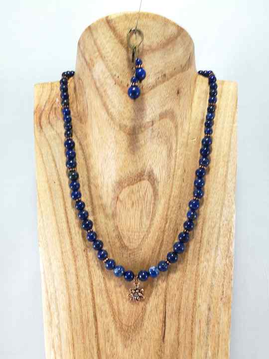 collier-bleu-en-lapis-lazuli-et-pendentif-fleur