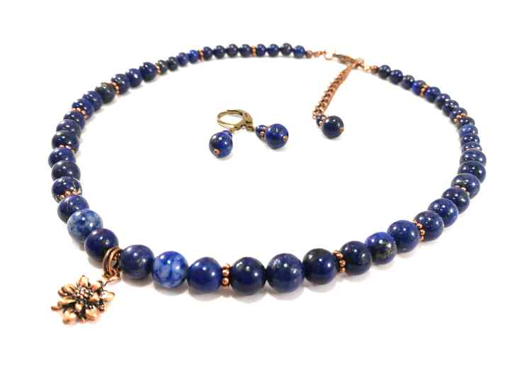 collier-bleu-en-lapis-lazuli-et-pendentif-fleur