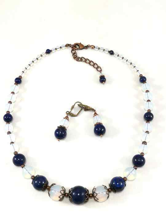 collier-romantique-bleu-et-blanc-en-lapis-lazuli-et-opalite