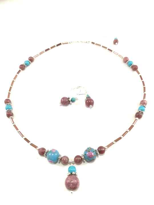 collier-fin-roseturquoise-en-lepidolite-howlite-et-rocailles-1-les-creations-de-marion
