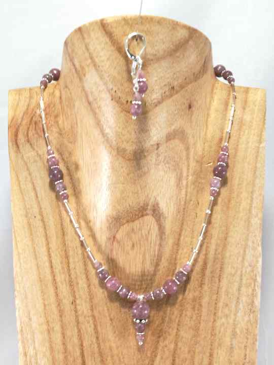collier-fin-violet-en-amethyste-jade-et-rocailles