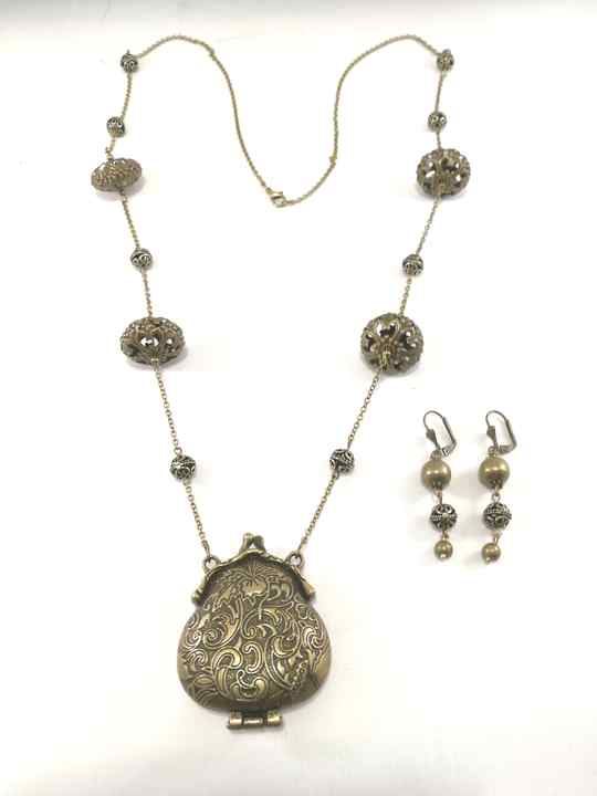 collier-baroque-en-bronze-antique-avec-une-amulette-bourse