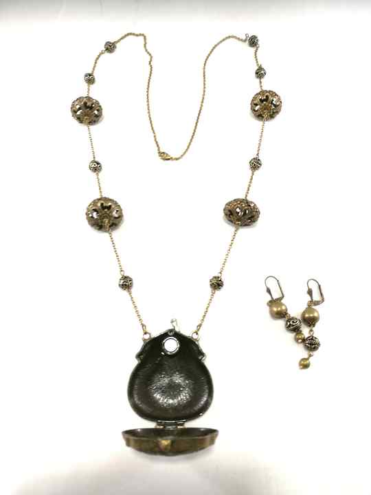 collier-baroque-en-bronze-antique-avec-une-amulette-bourse