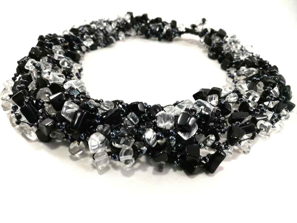 collier-noir-gris-multirang-en-onyx-et-cristal-de-roche