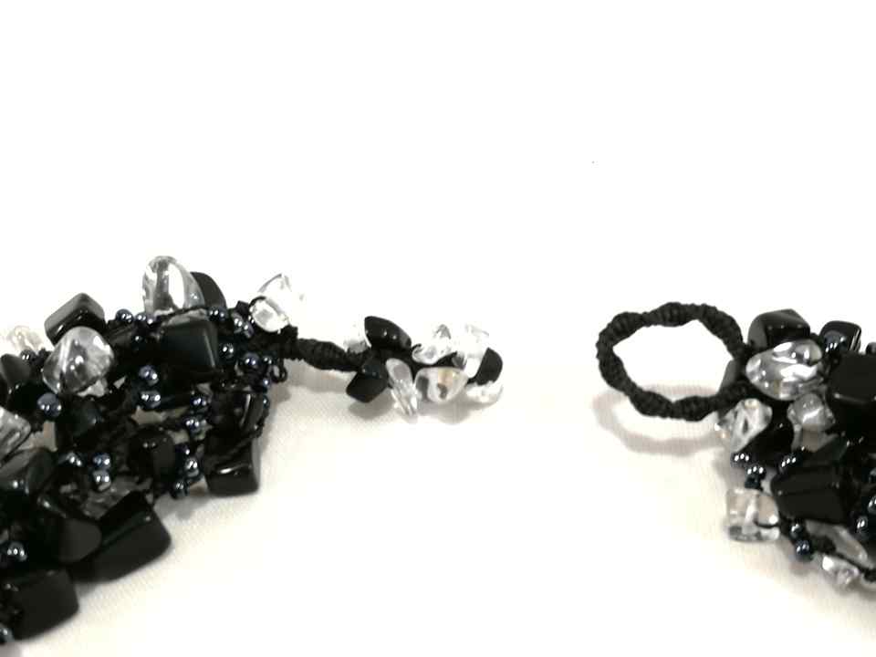 collier-noir-gris-multirang-en-onyx-et-cristal-de-roche