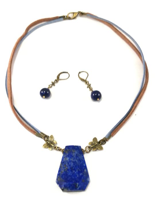 collier-bleu-en-lapis-lazuli-et-ses-boucles-assorties