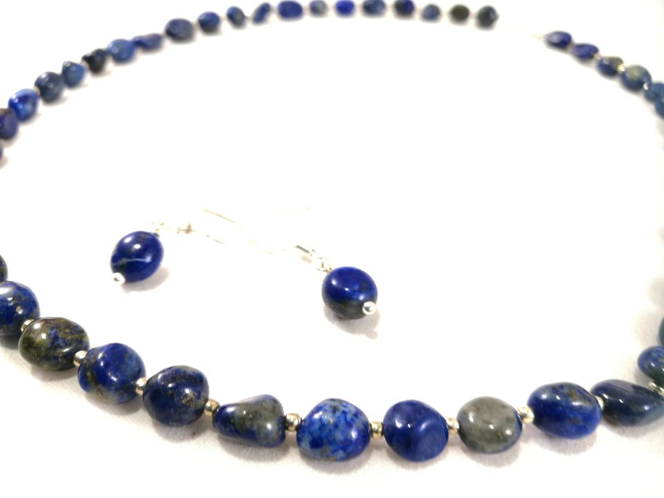 collier-bleu-marine-en-nuggets-de-lapis-lazuli-et-ses-b-o-assorties