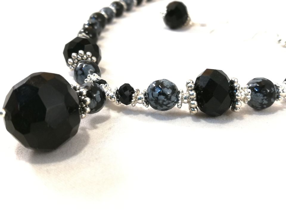 collier-noir-en-obsidienne-flocon-de-neige-et-onyx