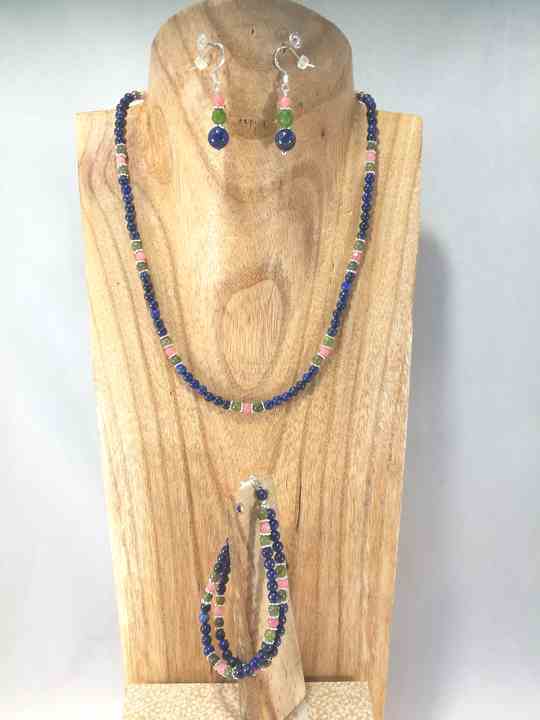 collier-en-lapis-lazuli-et-jade-avec-bracelet-et-boucles-assorties
