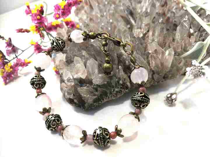 bracelet-romantique-en-quartz-rose