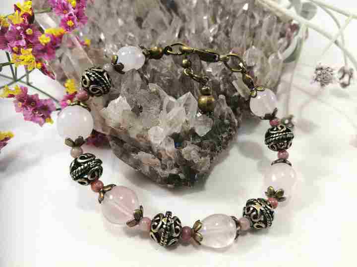 bracelet-romantique-en-quartz-rose