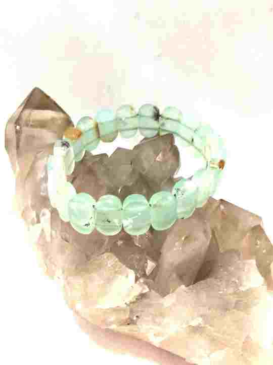 bracelet-en-chrysoprase-verte-sur-elastique
