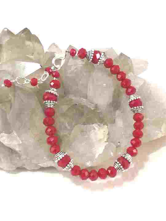 bracelet-rouge-en-cristal-de-boheme-calottes-florales