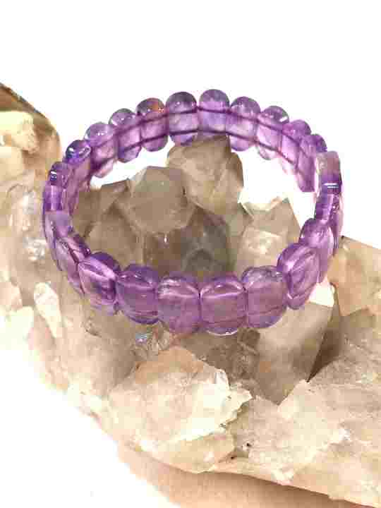 bracelet-violet-en-amethyste-sur-elastique
