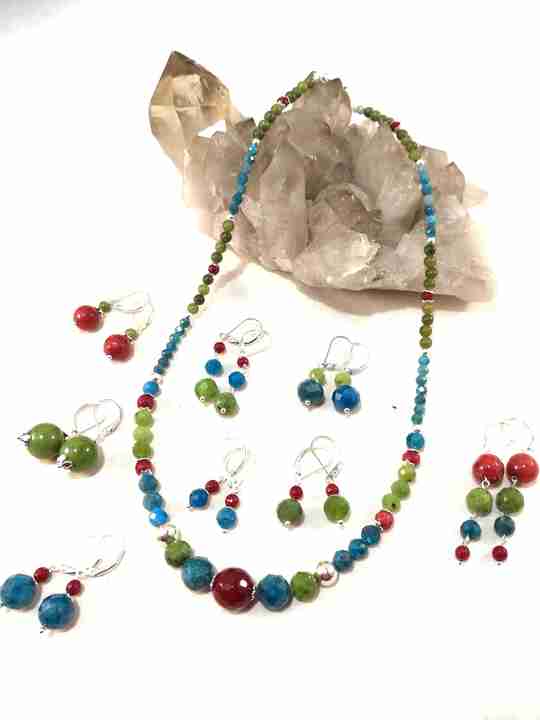 collier-bleu-vert-et-rouge-en-apatite-jade-et-calcedoine-les-creations-de-marion