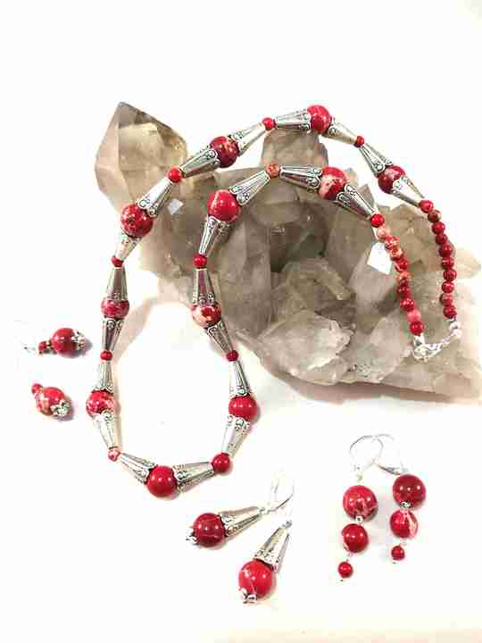 collier-rouge-en-jaspe-regalite-cones-tibetains