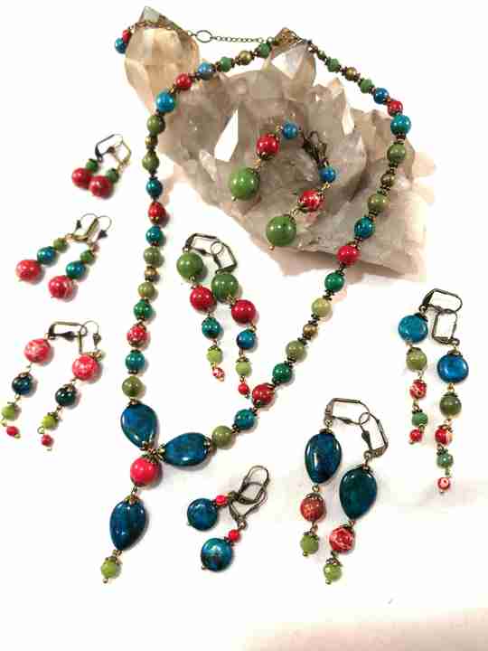 collier-turquoise-vert-et-rouge-goutte-chrysocolle