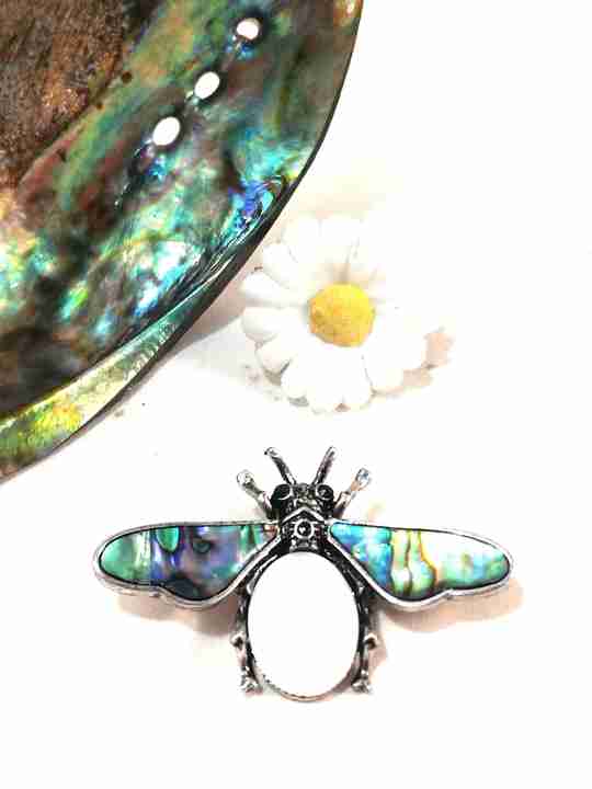 pendentif-broche-abeille-en-nacre-blanc-bleu-vert