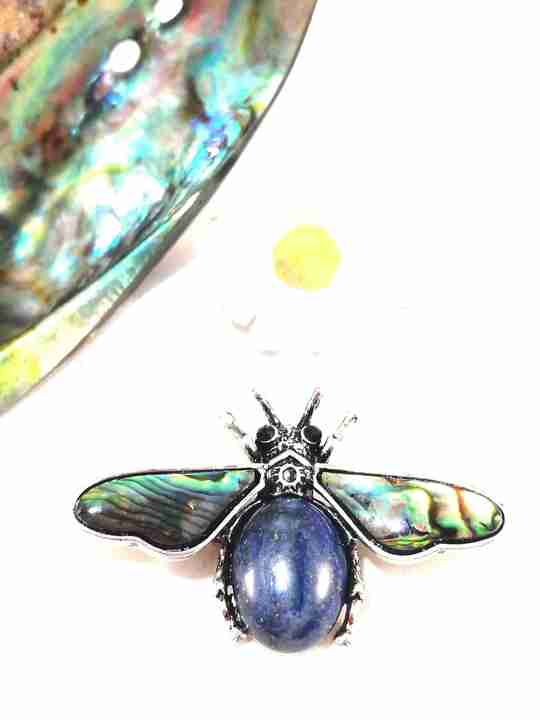 pendentif-broche-abeille-en-nacre-bleue-verte-et-lapis-lazuli