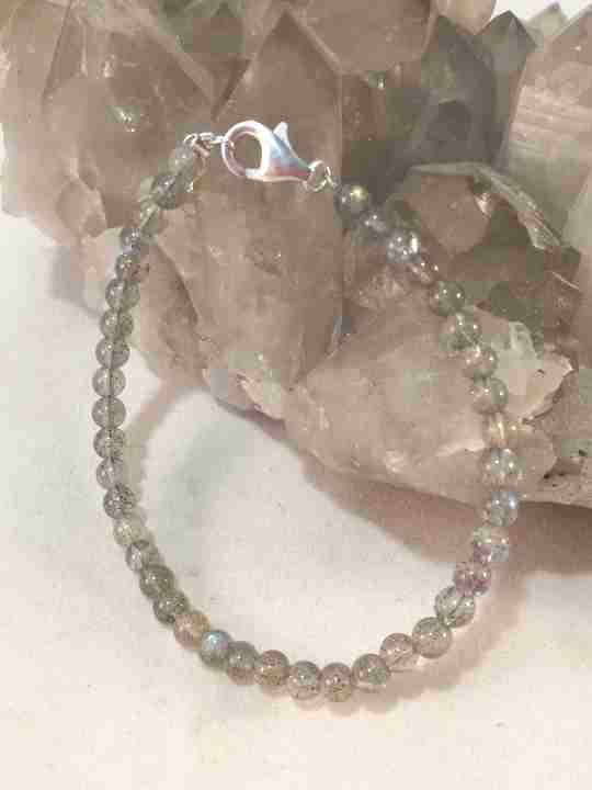 bracelet-gris-bleute-en-labradorite-3mm